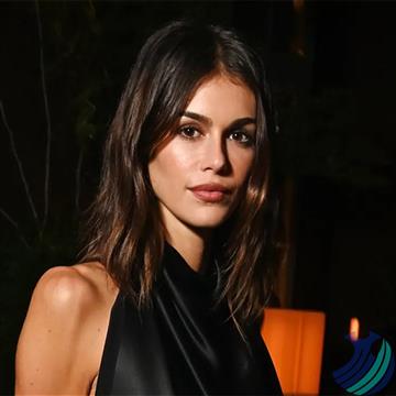 دامن مدادی دوباره برگشت! تأیید رسمی Kaia Gerber برای ترند پاییز ۲۰۲۵، مد، استایل، استایل پاییزی، اخبار مد،دامن مدادی، مد پاییز ۲۰۲۵، استایل کلاسیک، Kaia Gerber، کیف شانل، لباس زنانه رسمی، ترند مد زنانه، استایل مینیمال